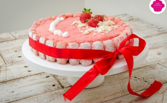 Entremets au chocolat blanc, fraises et Biscuits Roses avec insert de fraises