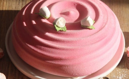 Entremets rose bonbon au Biscuit Rose de Reims, mousse coco et insert fraise