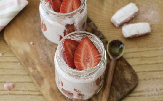  Verrines yaourt à la fraise et aux Biscuits Roses