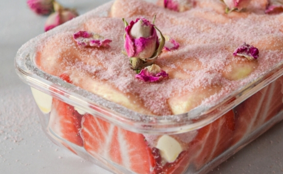 Tiramisu fraises aux biscuits rose de Reims et à la rose