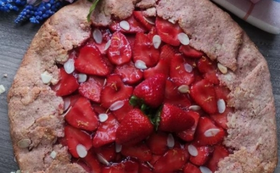 Tarte rustique aux fraises et Biscuit Rose de Reims
