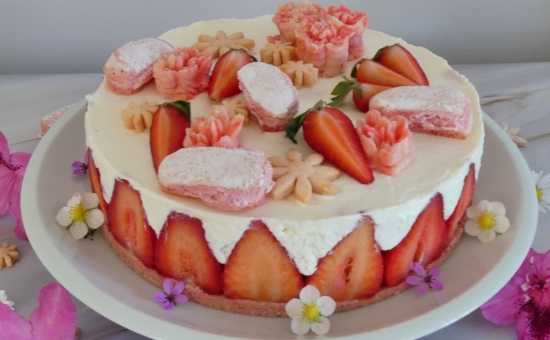 Cheesecake sans cuisson, fraises et Biscuit Rose