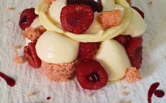 Crumble de Biscuit Rose aux framboises, crème diplomate et son coulis de fruit